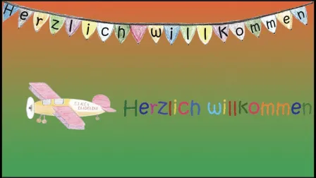 Das Flugzeug von Elkes Dudeldu fliegt und zieht den Schriftzug "Herzlich Willkommen!"